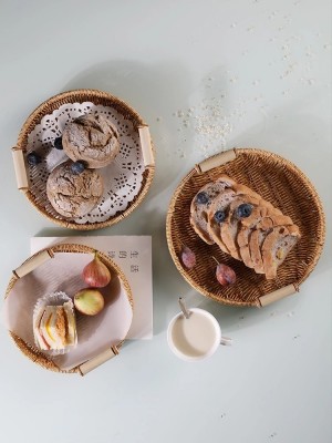 BAMBOOO ECO round plastic tray with wooden handle for holding fruits, candies