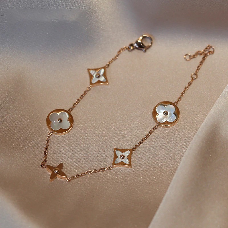 A Four Leaf Feeling Design Clover Bracelet Girl Suit High-end Feeling Light Fashion Luxury Luxury