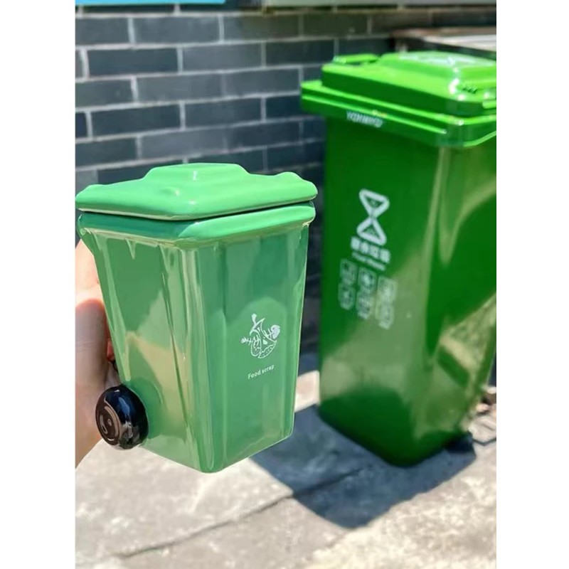 [With lid + spoon and shovel] Trash can shaped ceramic drinking cup