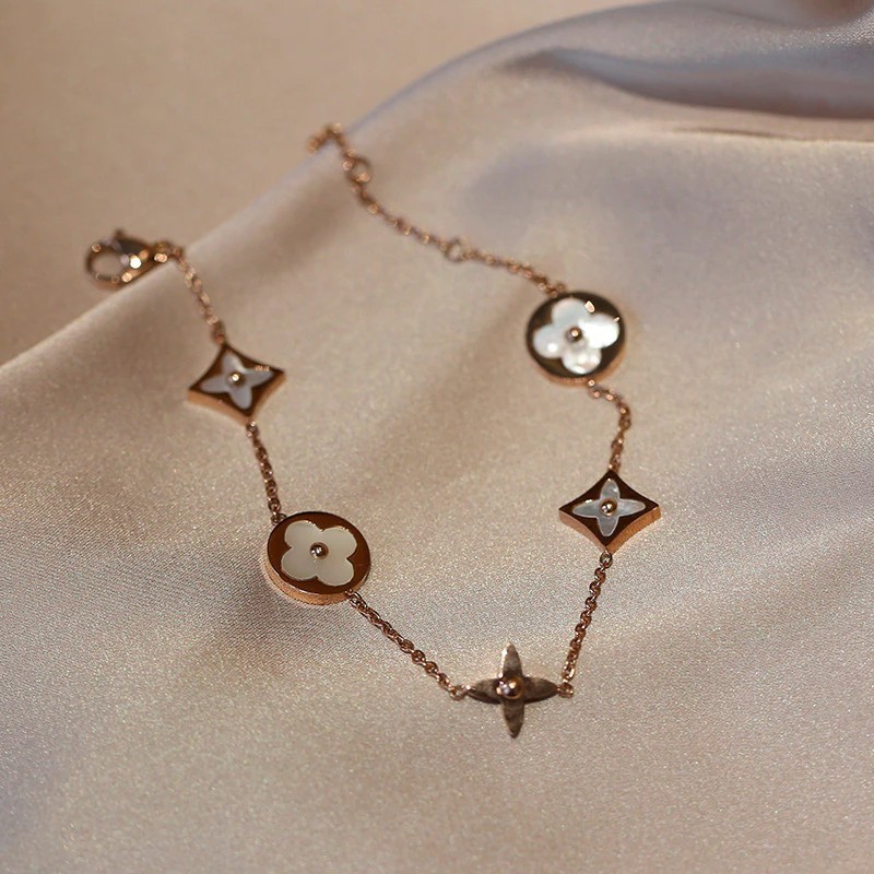 A Four Leaf Feeling Design Clover Bracelet Girl Suit High-end Feeling Light Fashion Luxury Luxury